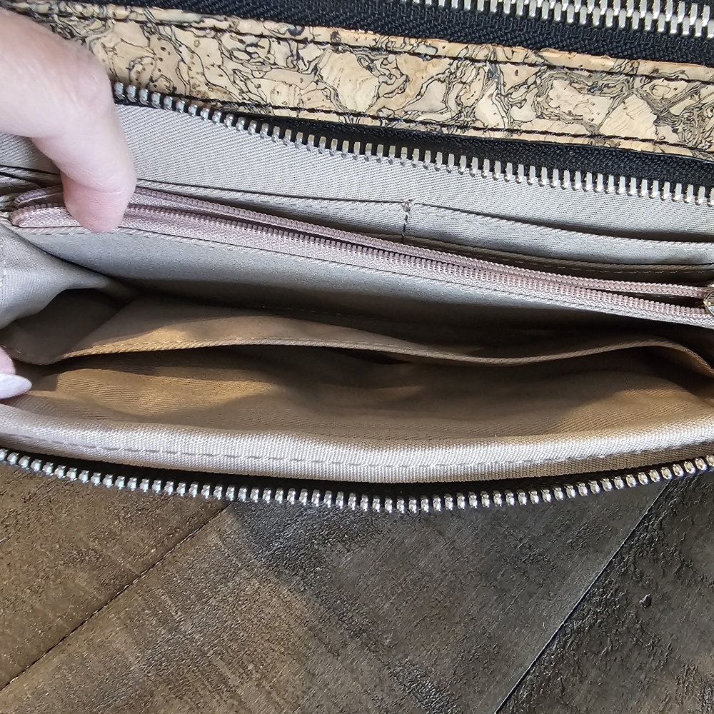 QUEORK Stylish Black and Tan Crossbody Bag - Picture 8 of 15